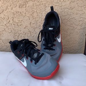 Men’s 8.5 Nike tennis shoe